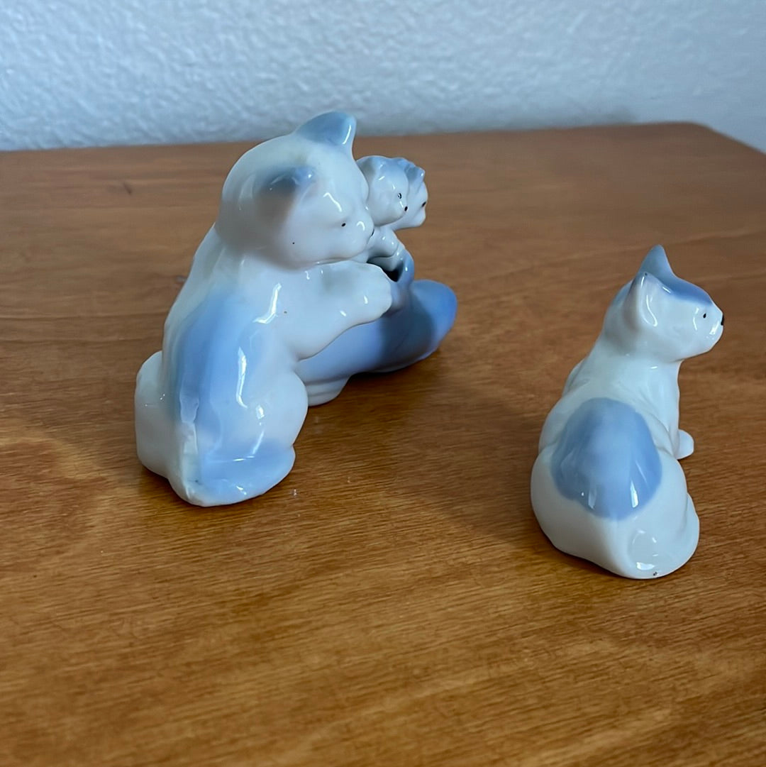Blue Cats & Two Kitten In The Boot - Vintage Japan